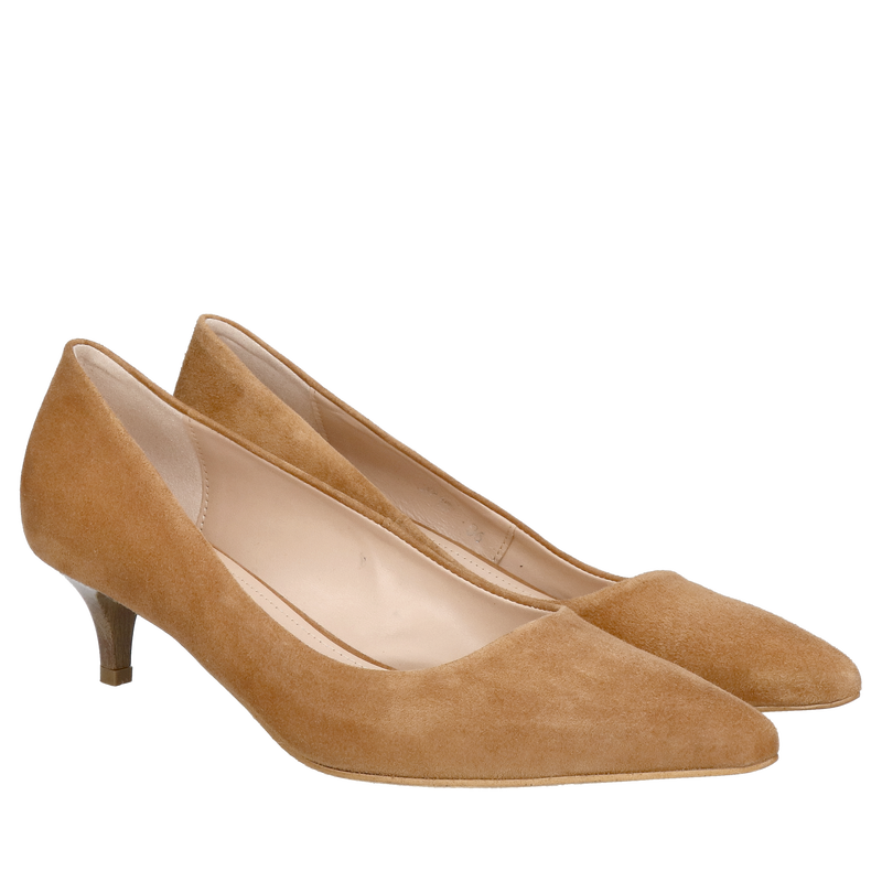 Szpilki zamszowe na niskim obcasie, czółenka damskie w kolorze nude, Conhpol Bis, Konopka Shoes,