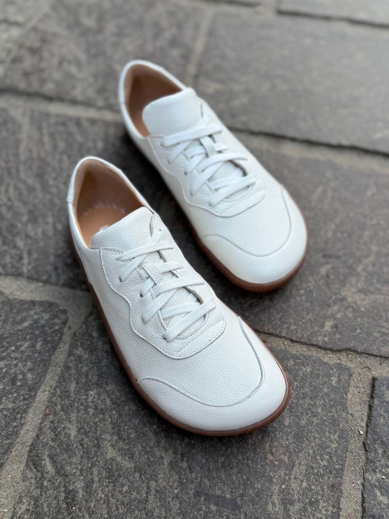 Białe damskie barefoot ze skóry, naturalne dopasowanie i codzienna wygoda