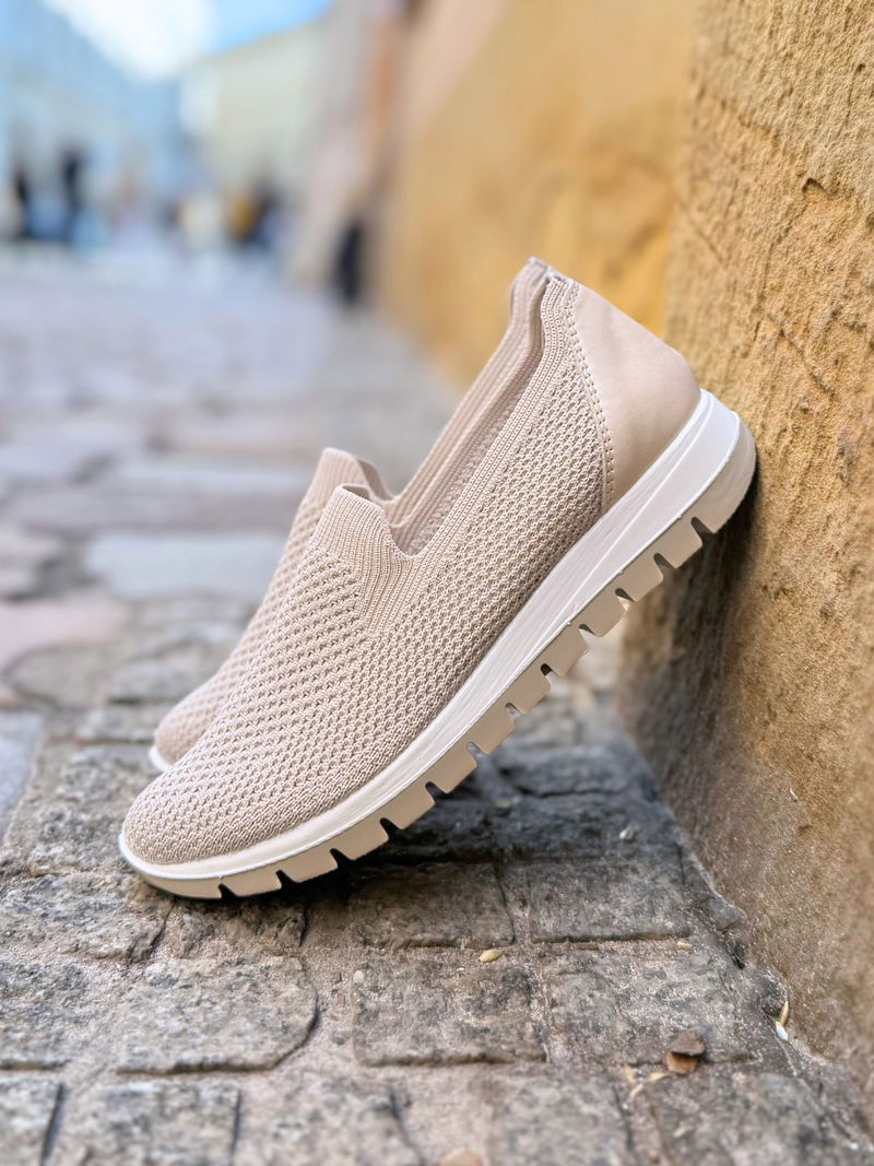 Wygodne wsuwane buty damskie ze siateczki, wysoka amortyzacja i komfort na długie letnie spacery