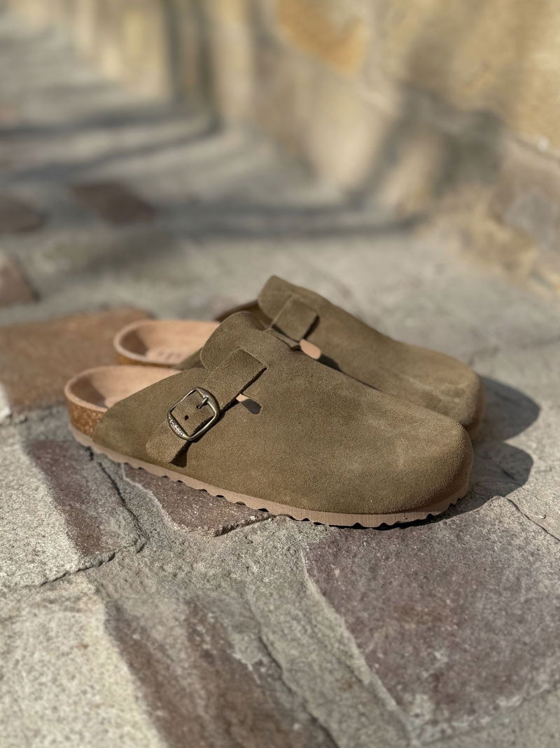 Zamszowe damskie mule z zakrytym przodem, wygodne klapki ze skóry naturalnej