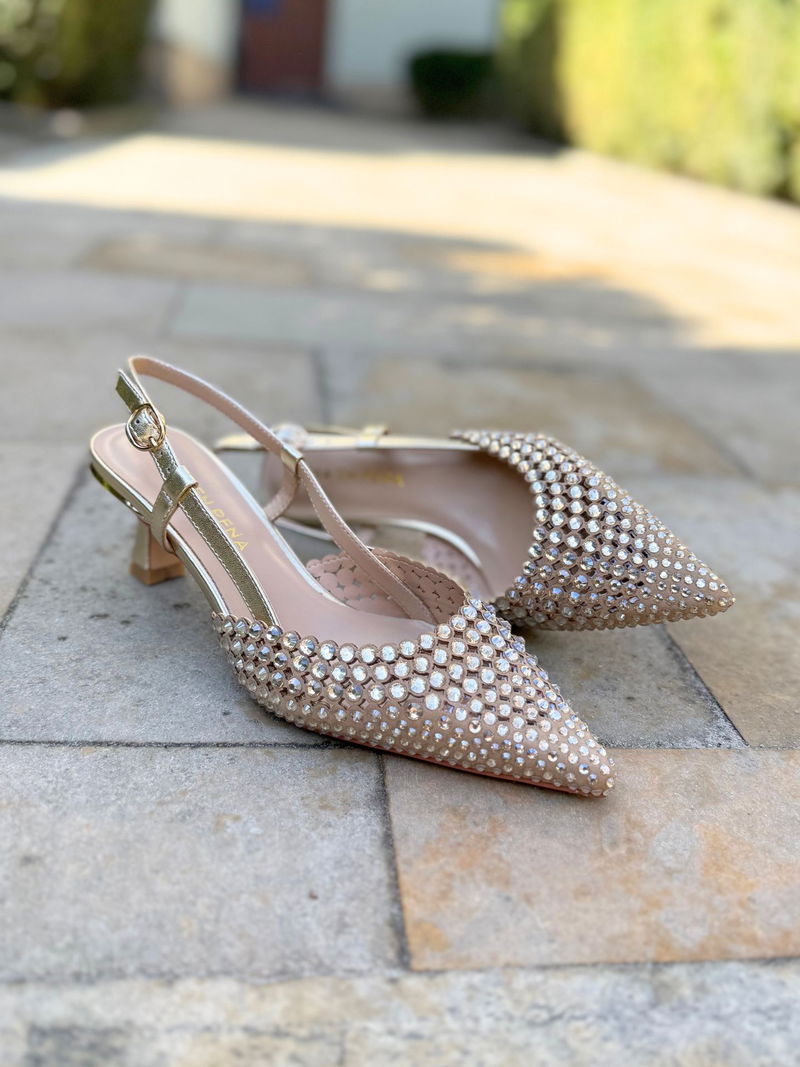 Wyjątkowe złote szpilki do eleganckiej sukienki, niskie czółenka wygodne ze skóry