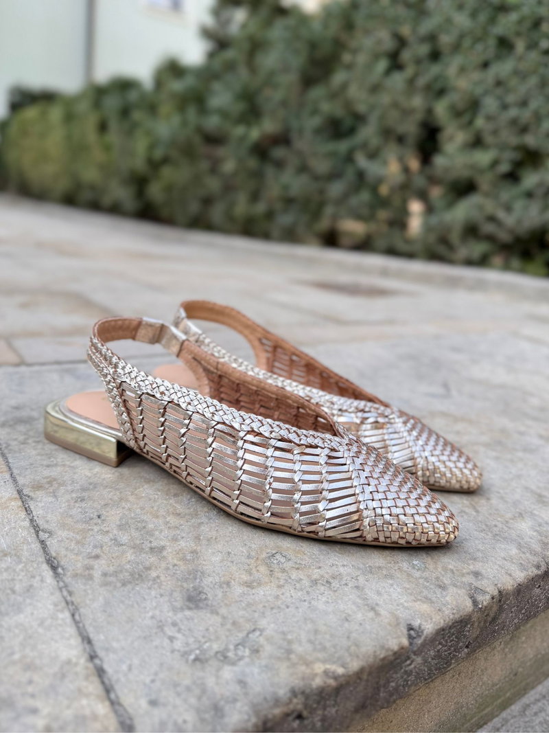 Złote plecione buty z otwartą piętą slingback, ażurowe złote sandałki bez pięty