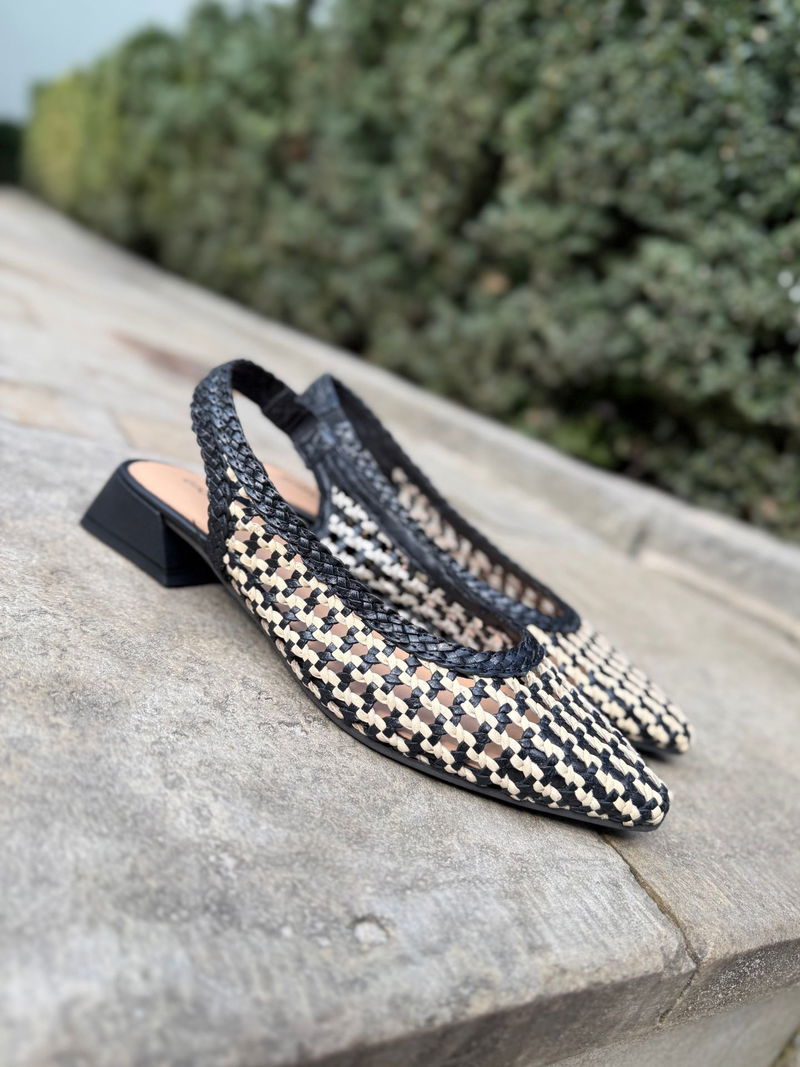 Plecione czółenka damskie slingback bez pięty, ażurowe półbuty z przeplatanej skóry w czerni i beżu