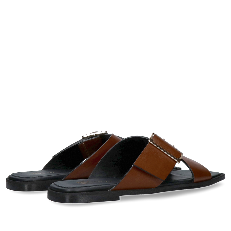 Eleganckie klapki damskie z kwadratowym przodem w kolorze brązu oraz delikatną złotą klamrą