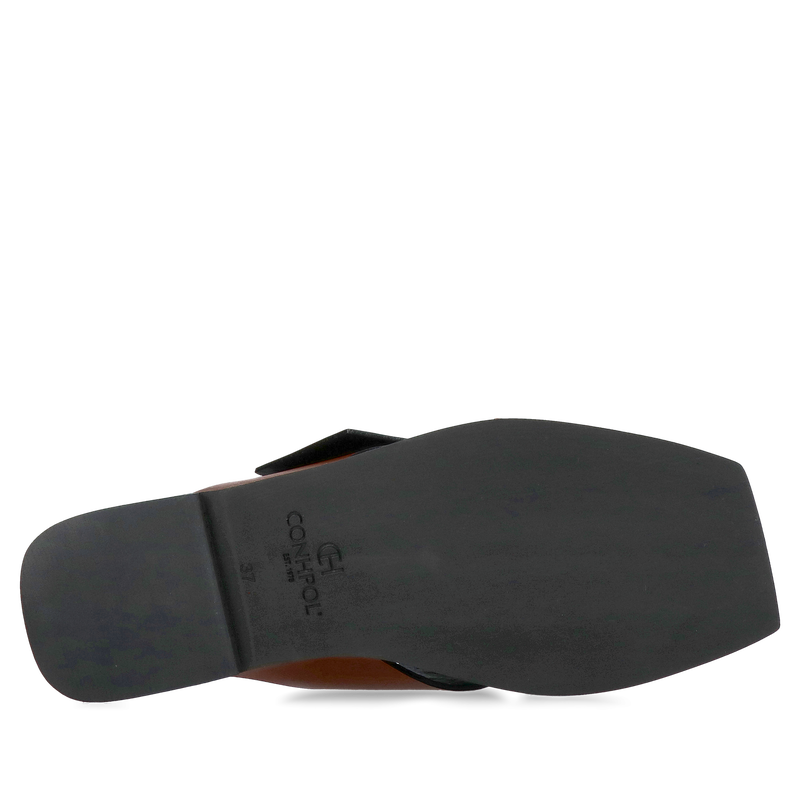 Eleganckie klapki damskie z kwadratowym przodem w kolorze brązu oraz delikatną złotą klamrą