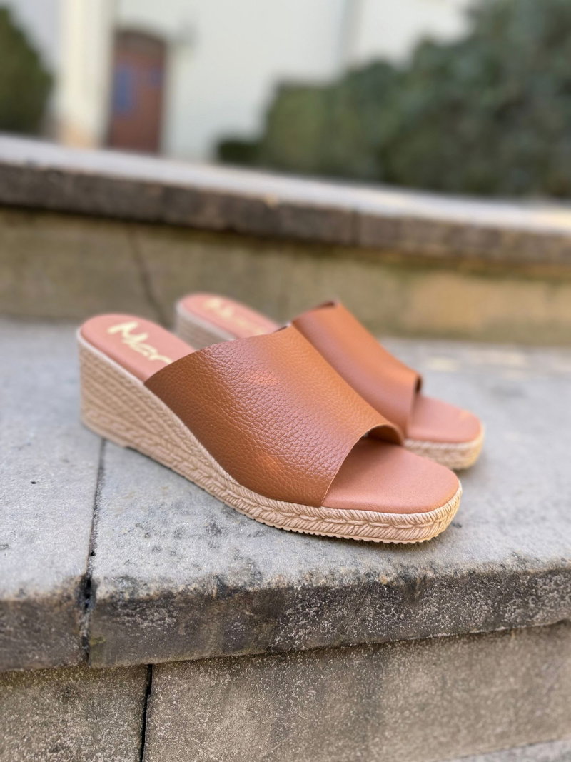 Damskie klapki na koturnie wygodne i lekkie, klapki letnie z jednym szerokim paskiem