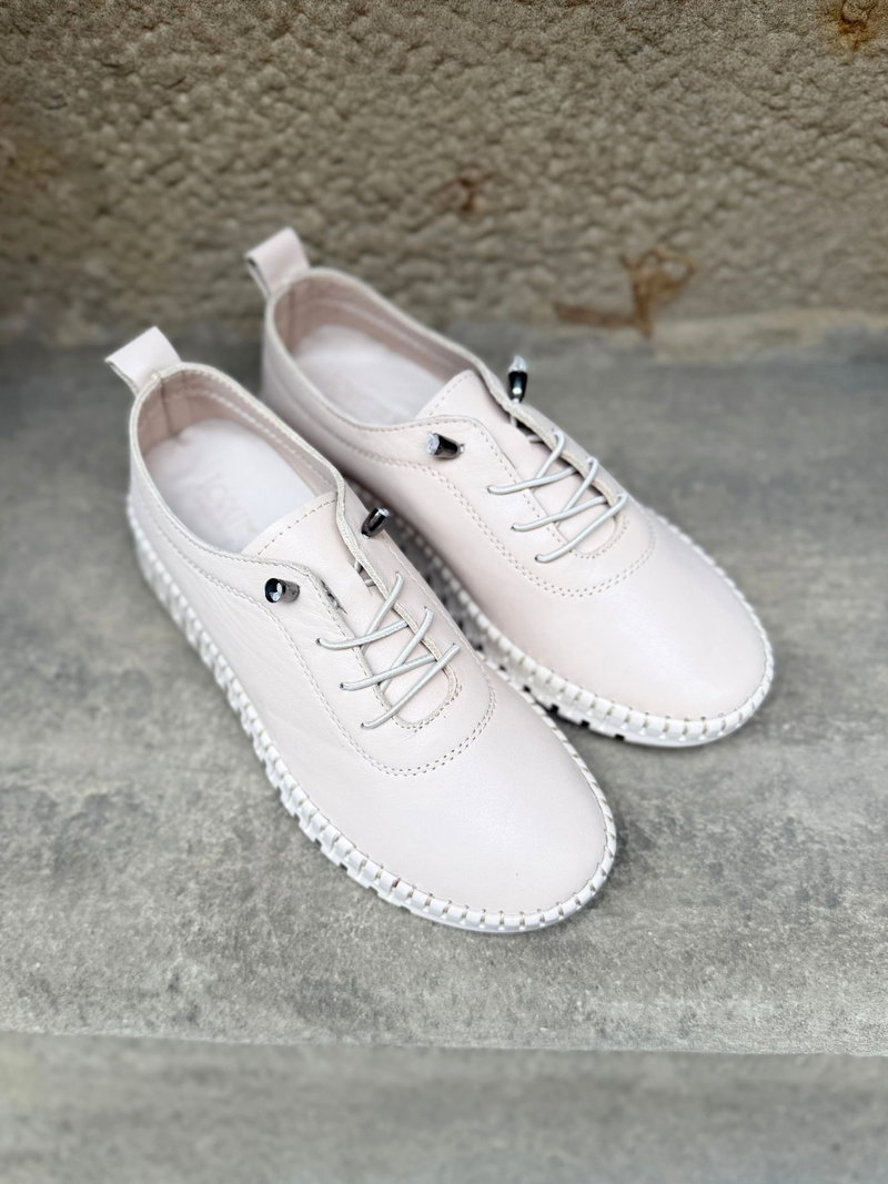 Lekkie i wygodne buty sportowe na co dzień, kremowe półbuty wsuwane z elastycznymi gumkami