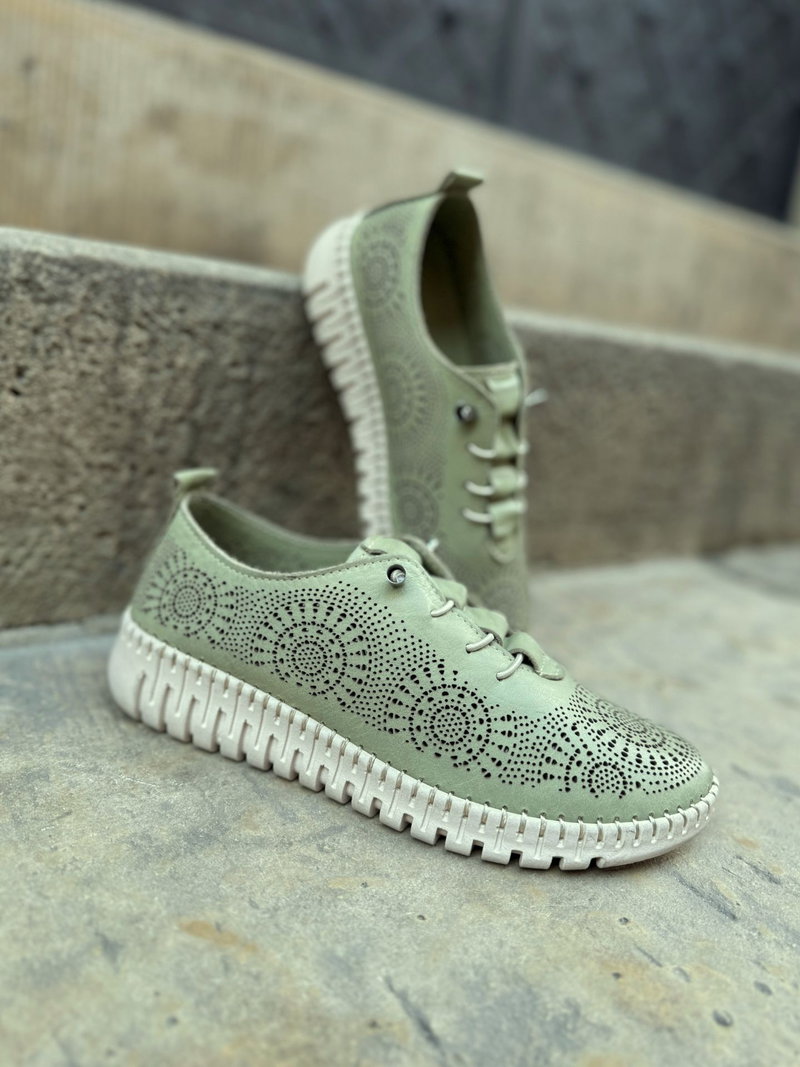 Lekkie, wygodne i skórzane półbuty damskie na co dzień, elastyczne gumki zamiast sznurowadeł