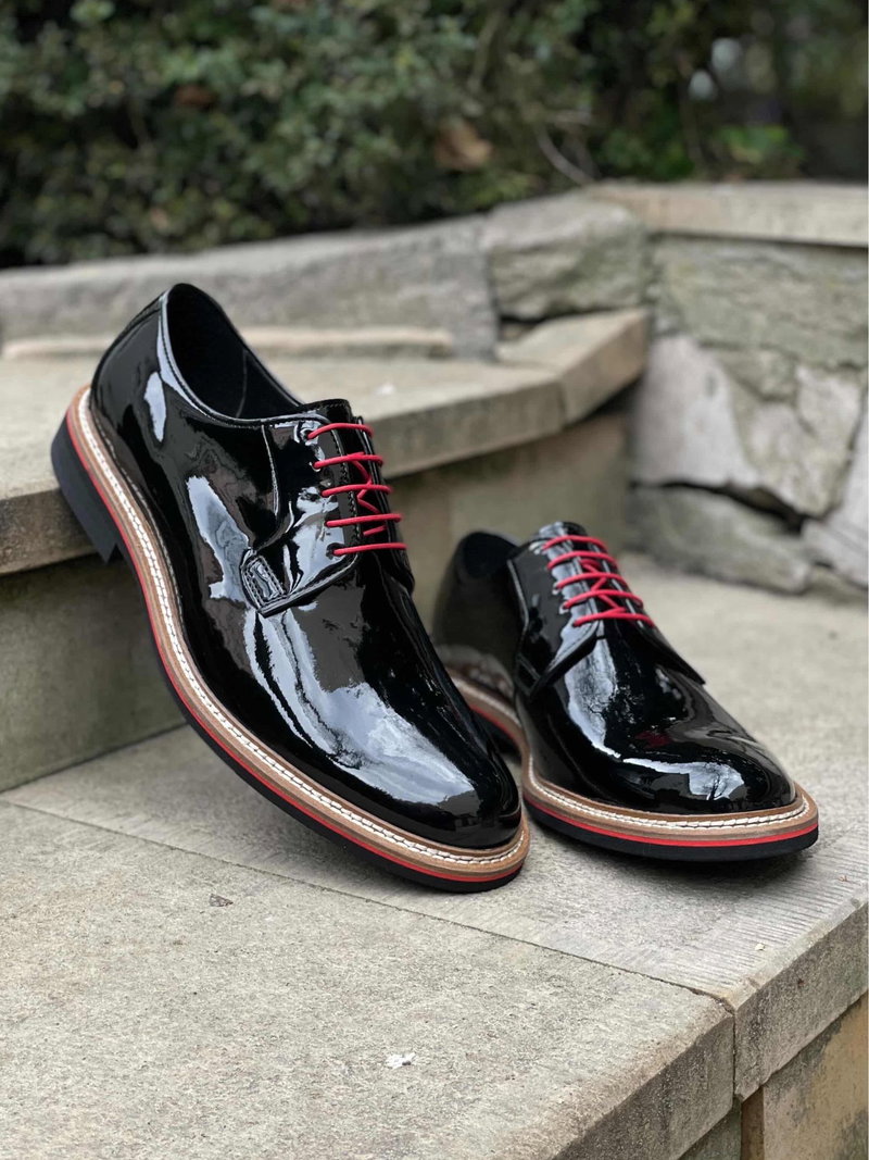 Męskie półbuty lakierowane półeleganckie, buty casual z elementem akcentu czerwonego od polskiego producenta Conhpol