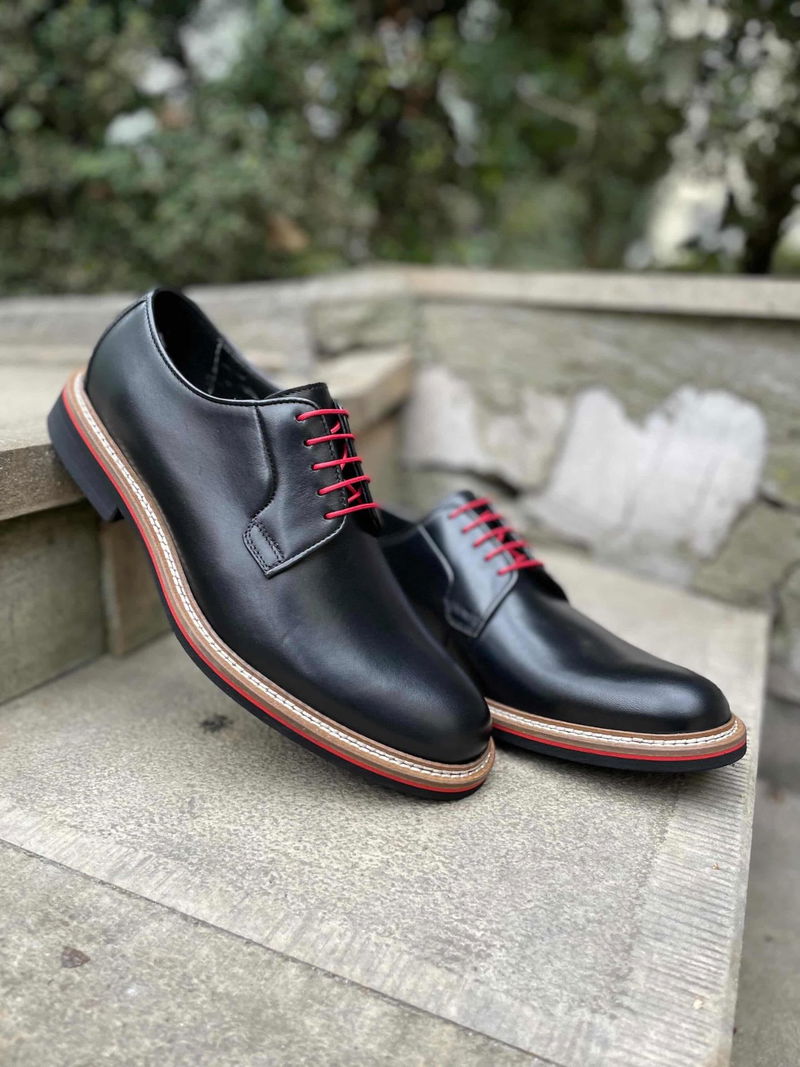 Oryginalne obuwie męskie od polskiego producenta conhpol, buty męskie z akcentem czerwonym