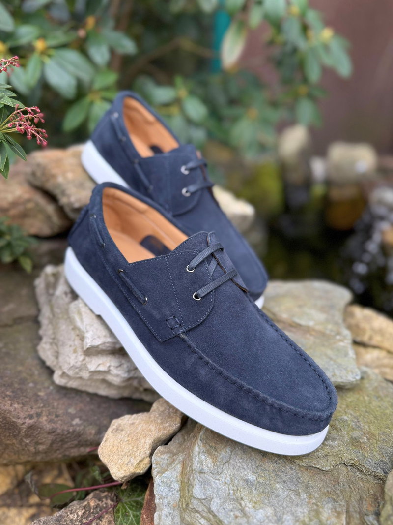 Mokasyny męskie granatowe ze skóry zamszowej, oryginalne mokasyny na białej podeszwie miękkie i wygodne