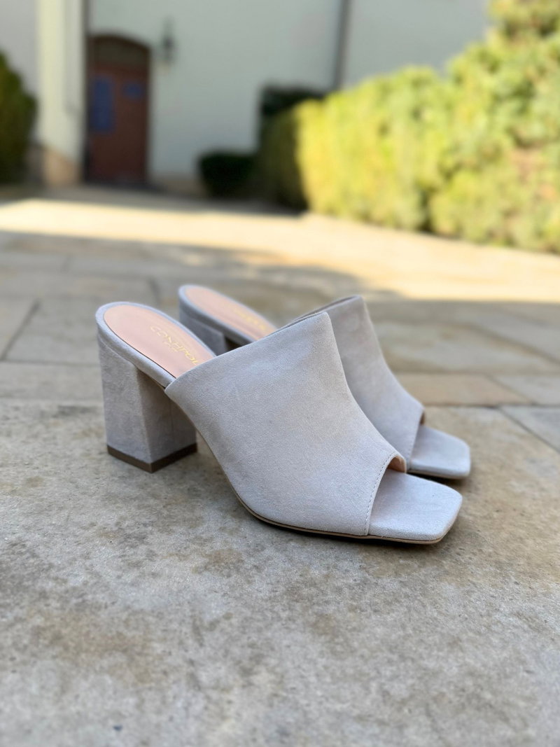 Klapki damskie na obcasie z kwadratowym przodem, modne klapki popielate ze skóry zamszowej