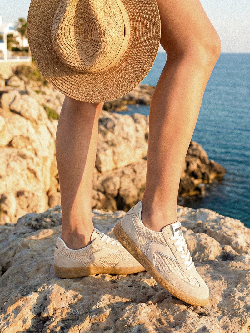 Beżowe damskie letnie sneakersy ze skóry zamszowej oraz przewiewnego materiału