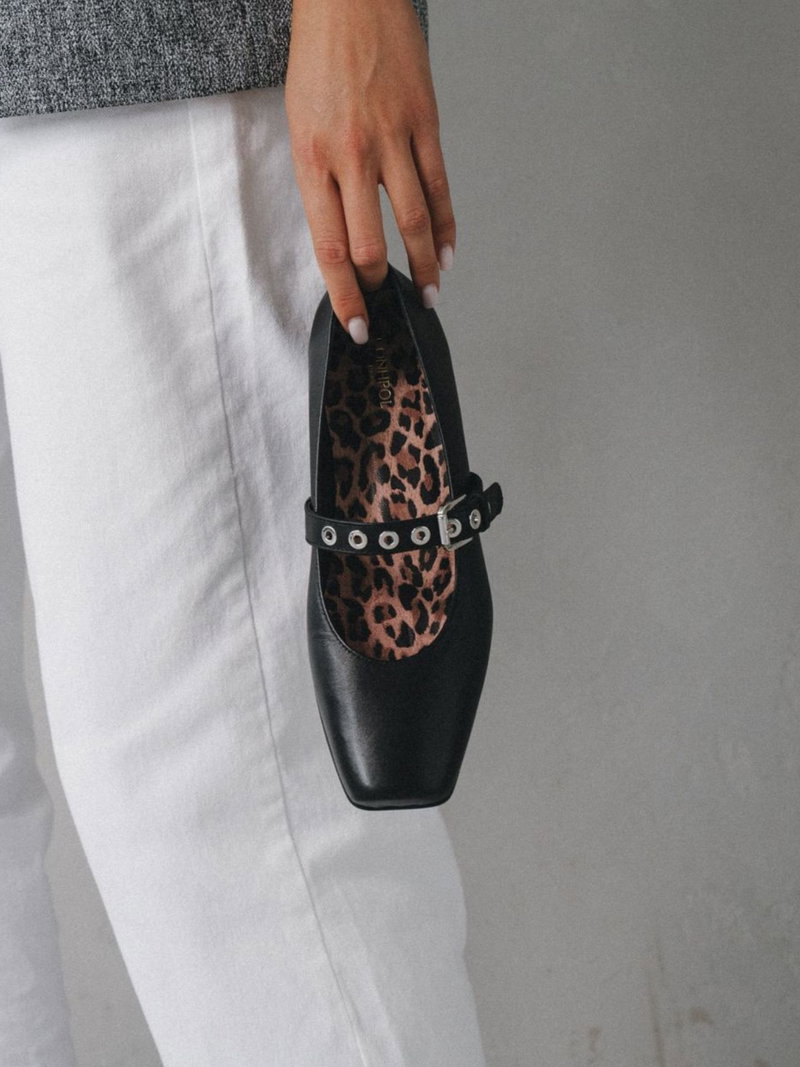 Modne czarne baleriny z paskiem na podbiciu z kwadratowym przodem