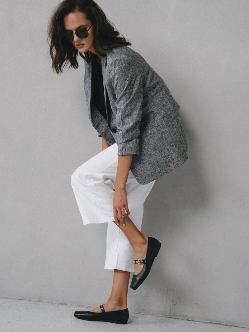 Modne czarne baleriny z paskiem na podbiciu z kwadratowym przodem