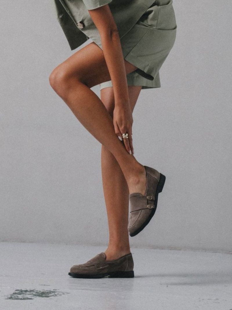 Miękkie i wygodne damskie loafersy popielate ze skóry zamszowej ze stylową patką typu monk