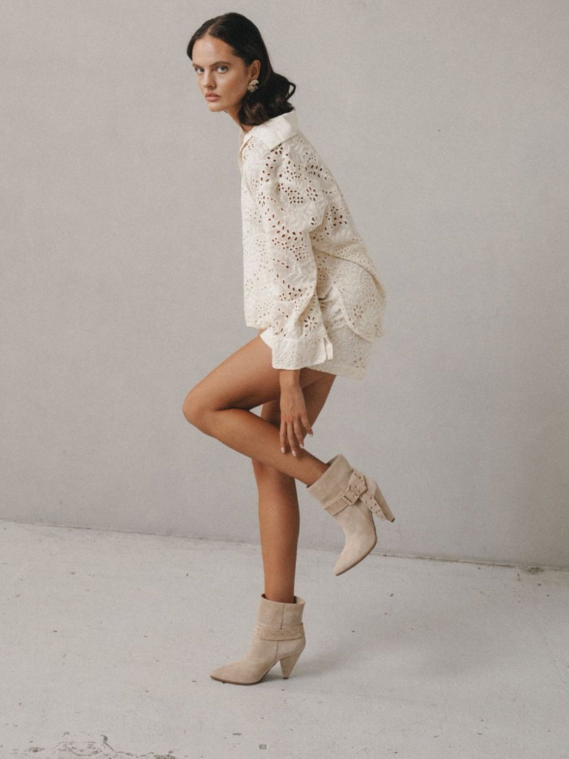 Welurowe botki damskie w kolorze beżowym, botki damskie typu tuba bez zamka z odpinaną ozdobą