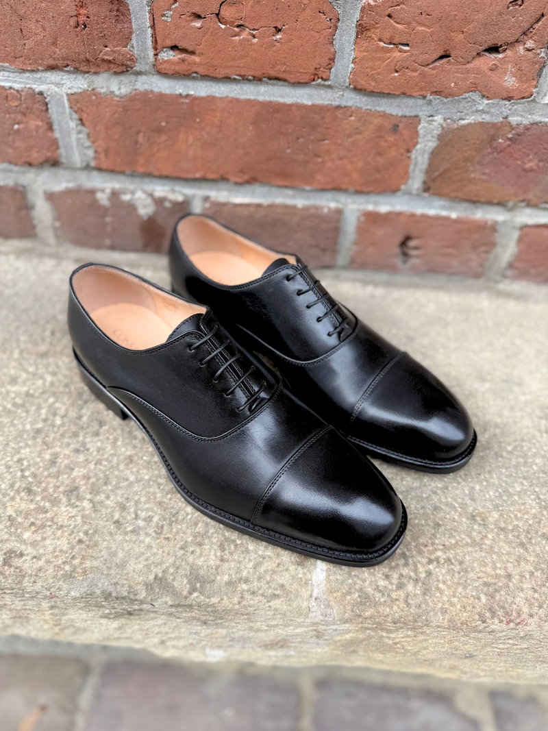 Eleganckie i klasyczne czarne oxfordy męskie premium od Conhpol z delikatnym przeszyciem