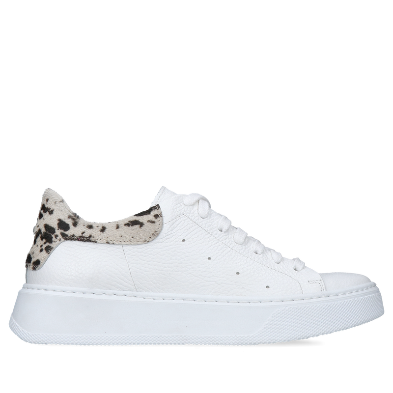 Białe modne sneakersy ze skóry naturalnej i zwierzęcym motywem, wygodne buty sportowe białe skórzane