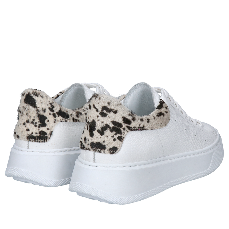 Białe modne sneakersy ze skóry naturalnej i zwierzęcym motywem, wygodne buty sportowe białe skórzane