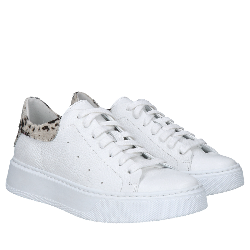 Białe modne sneakersy ze skóry naturalnej i zwierzęcym motywem, wygodne buty sportowe białe skórzane