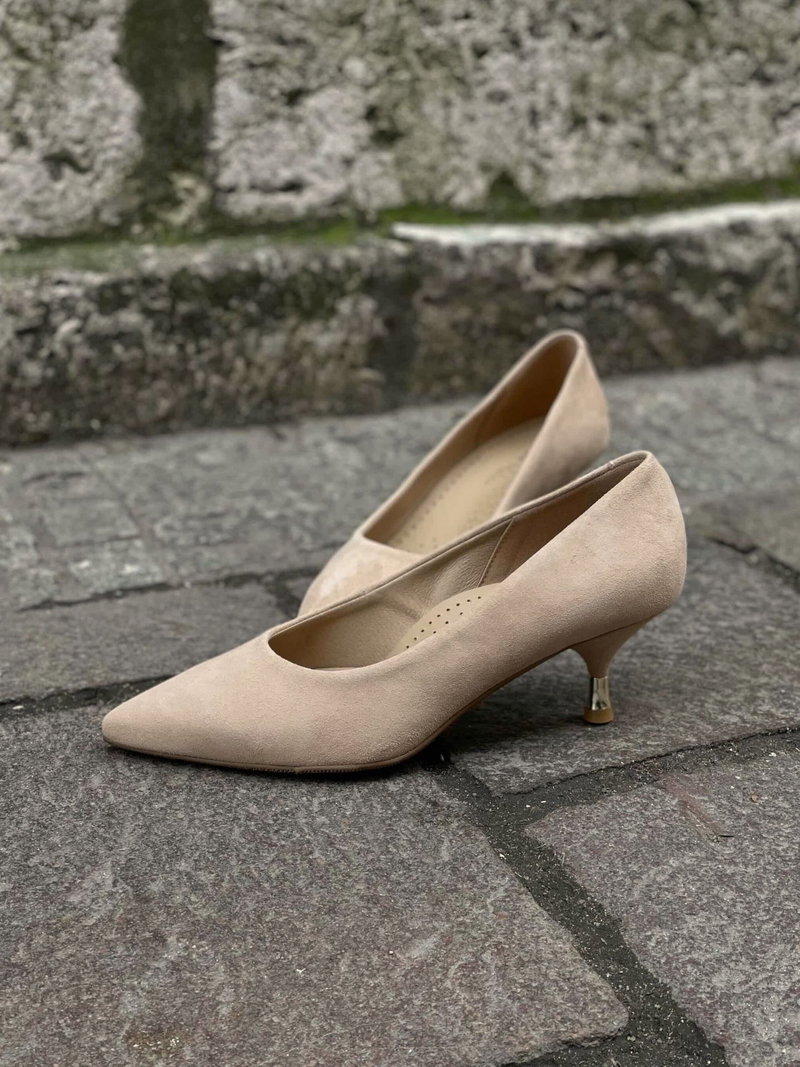 Wygodne damskie szpilki ze skóry na niskim obcasie, eleganckie beżowe szpilki na ozdobnym obcasie