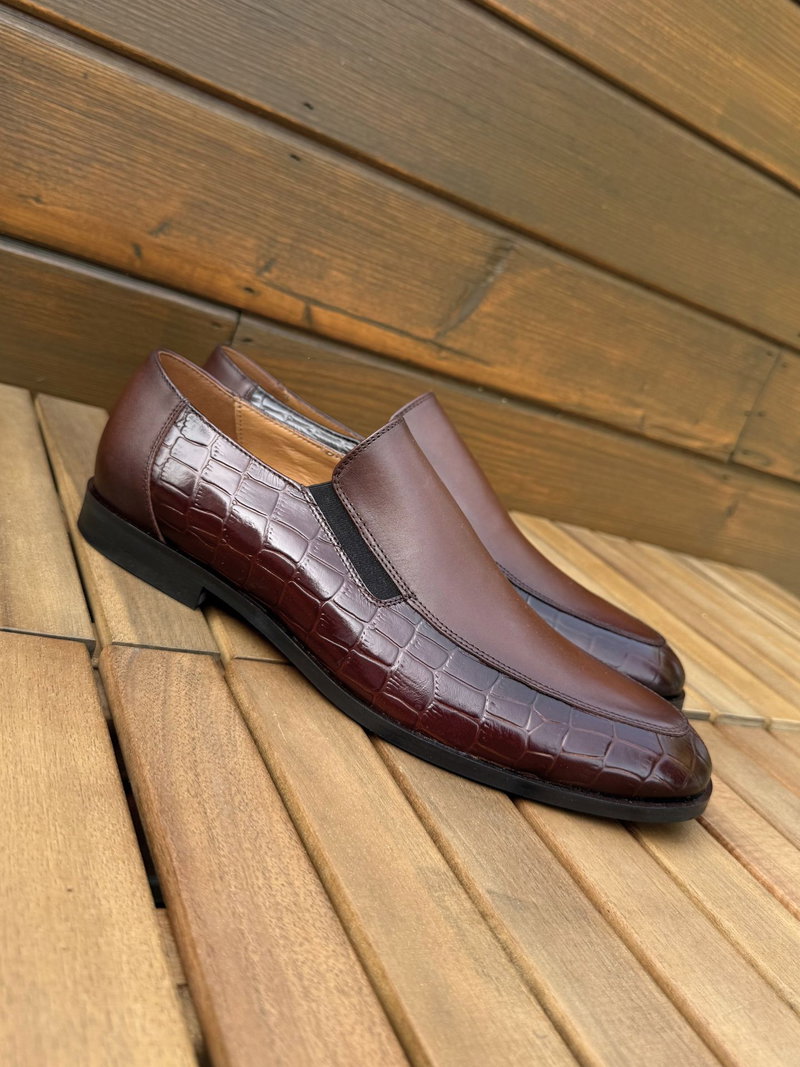 Wizytowe buty męskie wsuwane z gumkami, eleganckie obuwie z czerwoną podeszwą