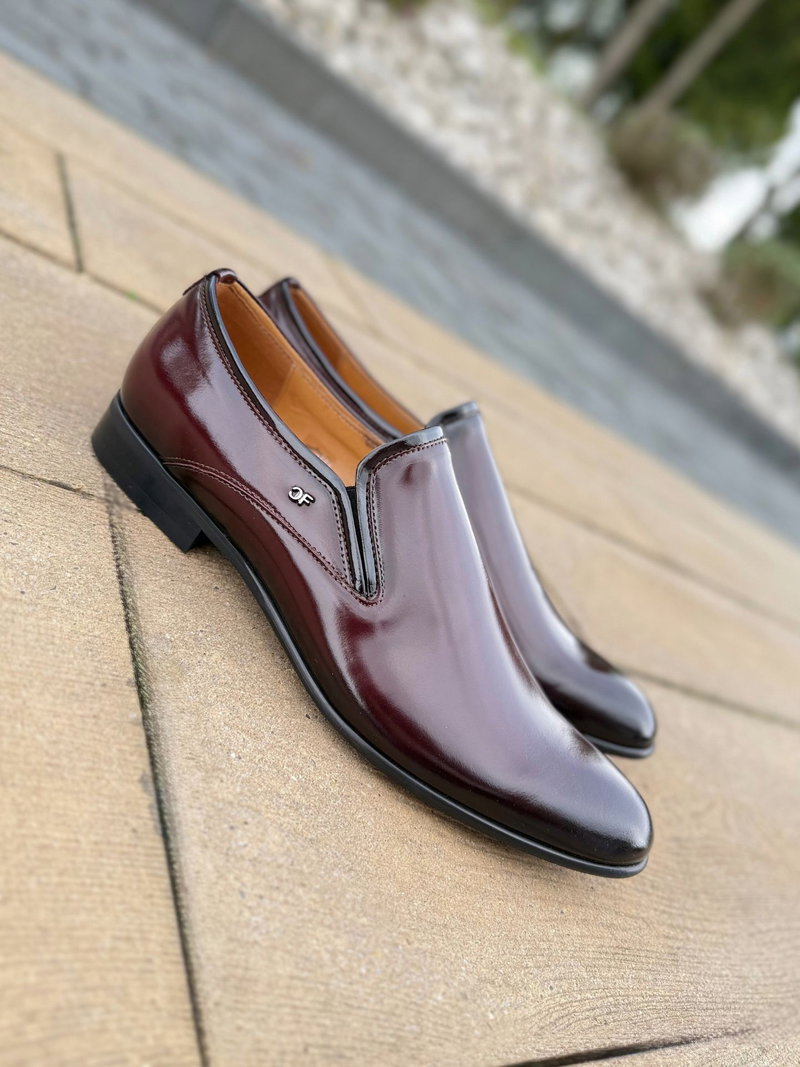 Eleganckie bordowe buty wsuwane typu loafers ze skóry naturalnej od polskiego producenta