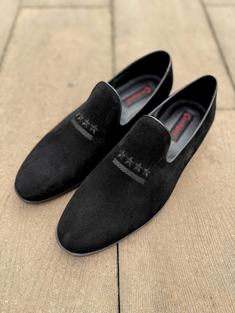 Wizytowe zamszowe czarne loafersy na czerwonej podeszwie, eleganckie obuwie wsuwane  typu loafers
