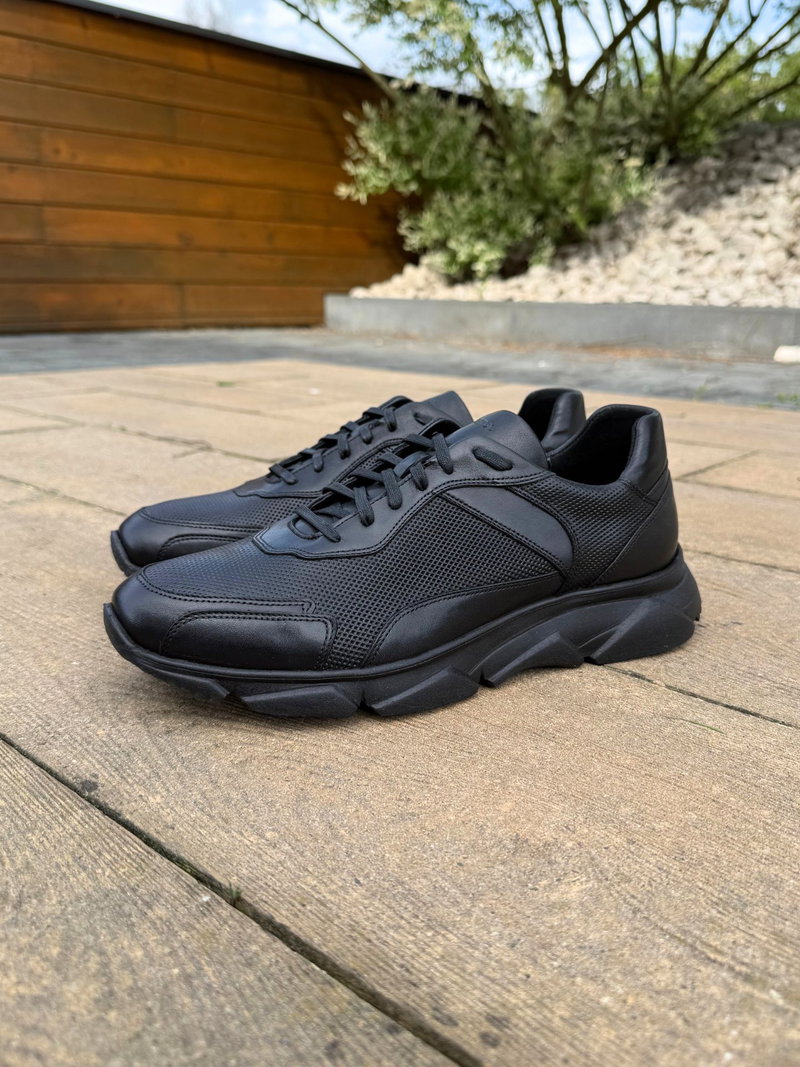 Męskie stylowe sneakersy czarne na grubej czarnej podeszwie, buty męskie sportowe ze skóry naturalnej