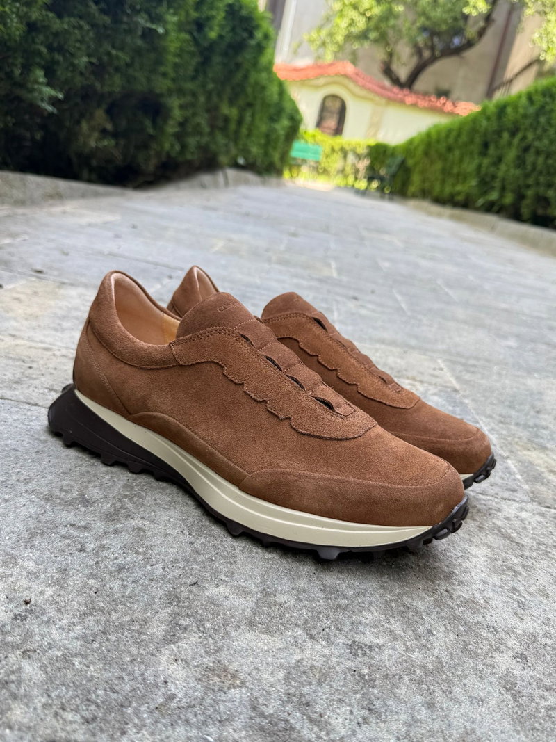 Lekkie sportowe sneakersy wsuwane ze skóry zamszowej, wyciągana miękka wkładka, styl i designe od polskiego producenta
