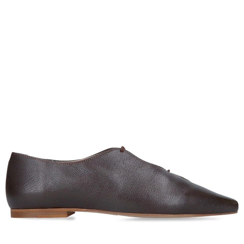 Eleganckie minimalistyczne półbuty czekoladowe do szpica wiązane, modne i stylowe