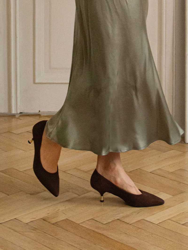 Czekoladowe szpilki na niskim obcasie, eleganckie czółenka zamszowe na obcasie kaczuszka