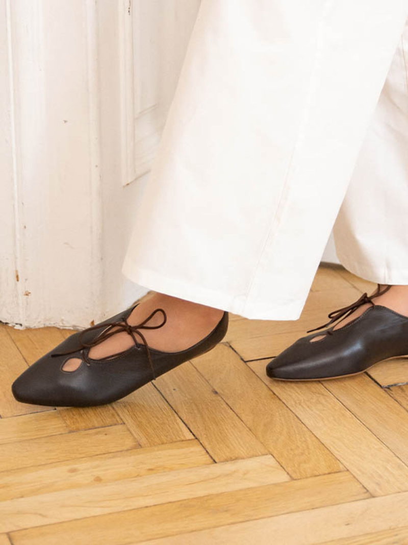 Eleganckie minimalistyczne półbuty czekoladowe do szpica wiązane, modne i stylowe
