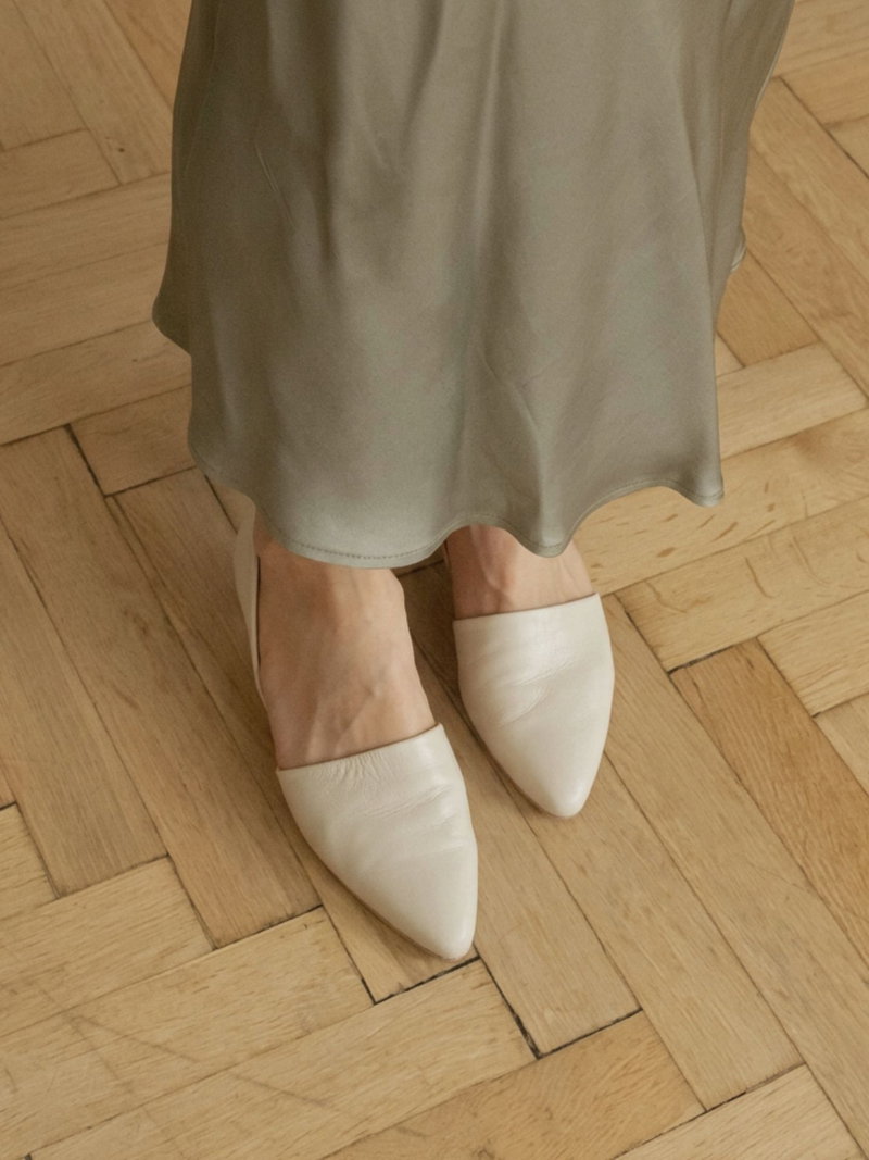 Niskie szpilki kremowe do sukienki, modne i eleganckie czółenka do szpica, Konopka Shoes