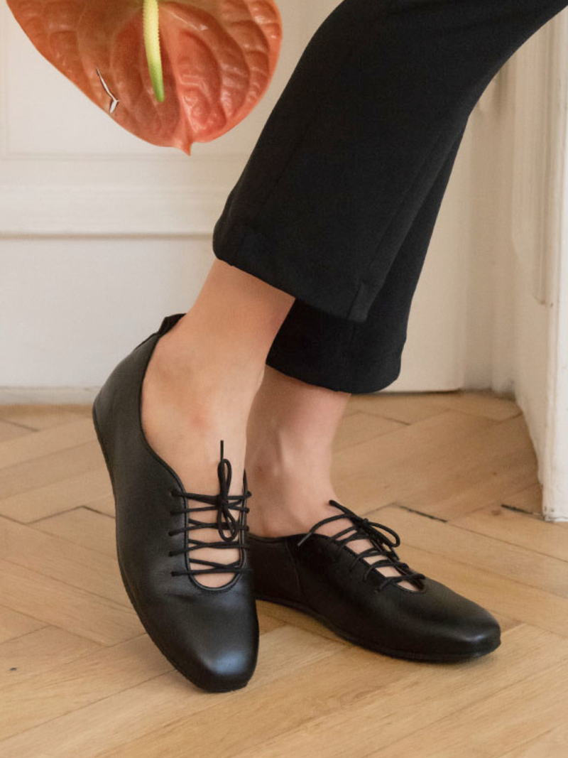 Czarne wiązane półbuty modne i minimalistyczne ze skóry licowej, eleganckie i delikatne buty damskie