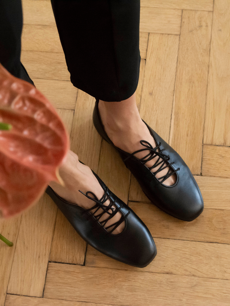 Czarne wiązane półbuty modne i minimalistyczne ze skóry licowej, eleganckie i delikatne buty damskie