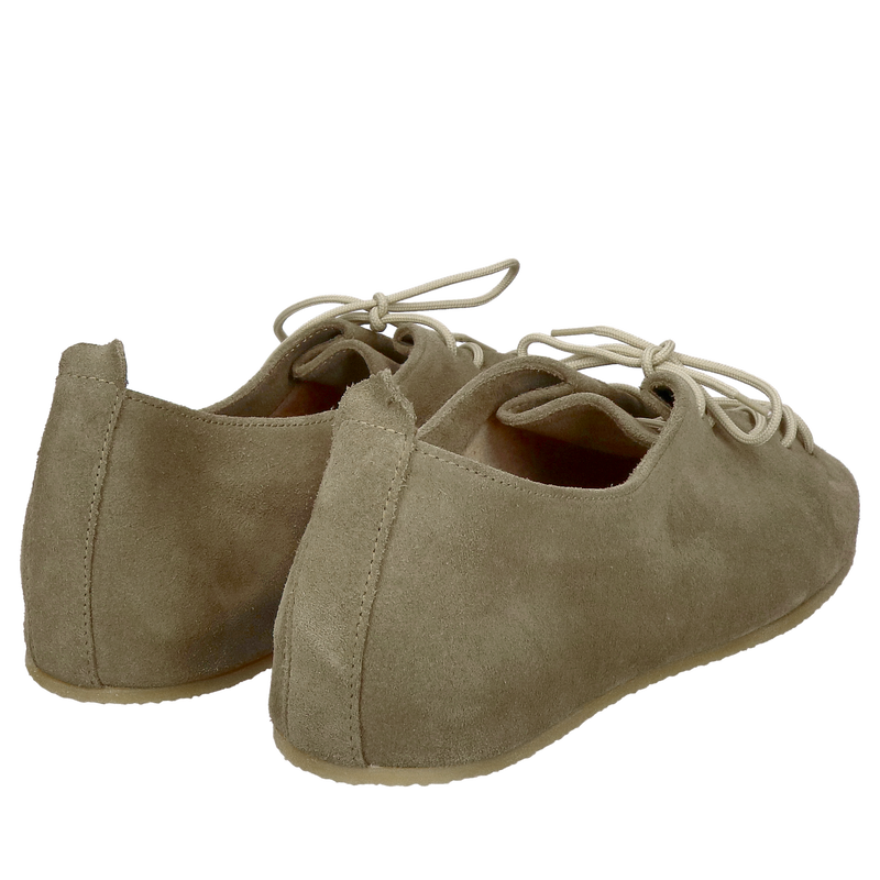 Minimalistyczne buty sznurowane na cienkiej podeszwie od polskiego producenta, zamszowe buty damskie lekkie i wygodne