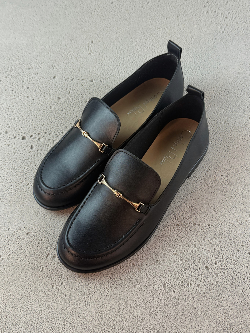 Loafersy damskie czarne licowe z minimalistyczną złotą ozdobą, wsuwane mokasyny damskie od polskiego producenta