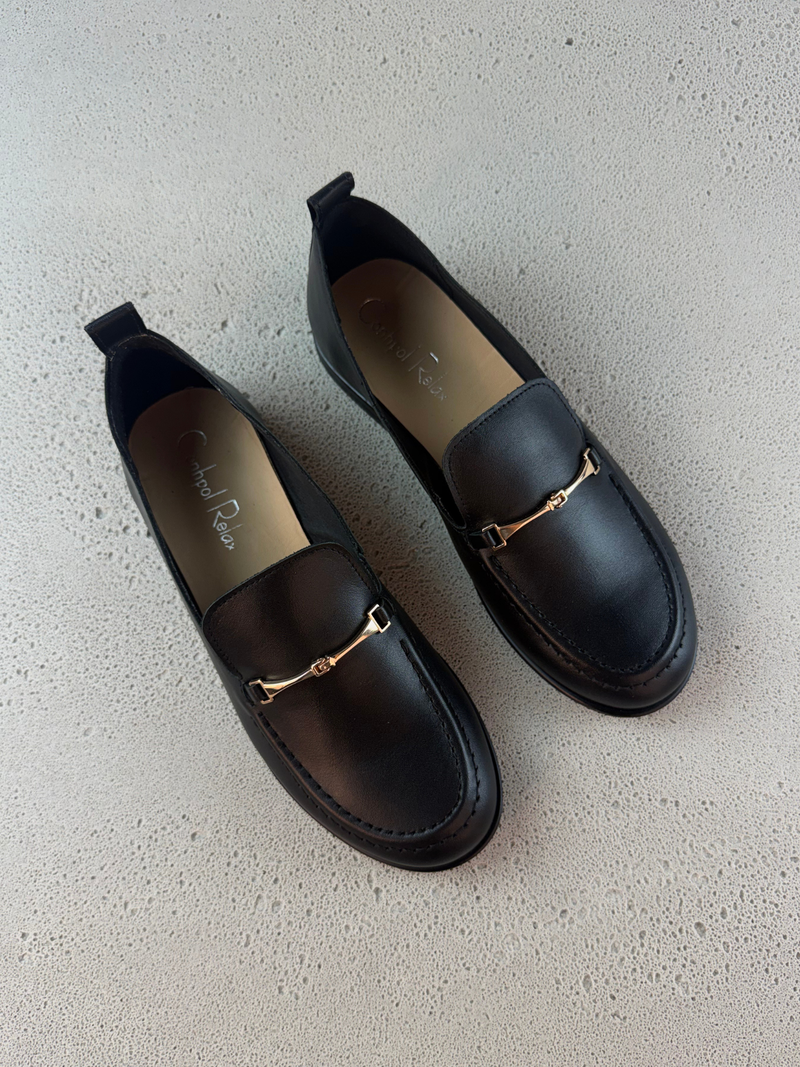 Loafersy damskie czarne licowe z minimalistyczną złotą ozdobą, wsuwane mokasyny damskie od polskiego producenta