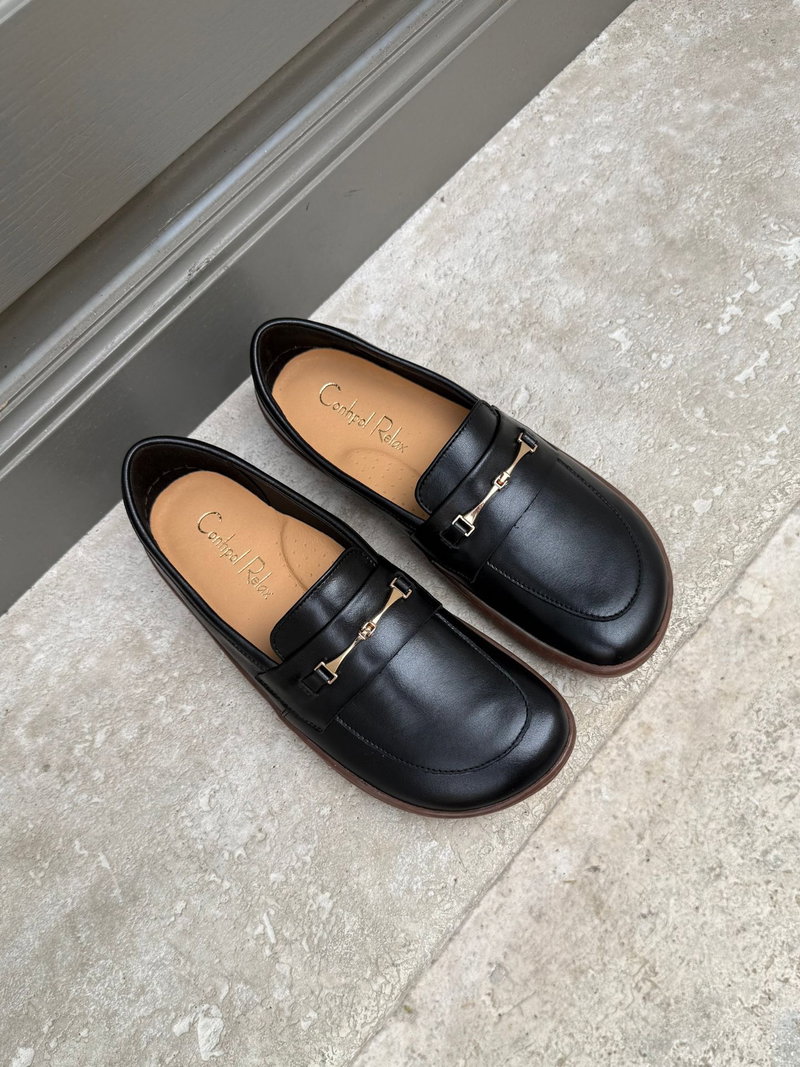 Wsuwane damskie buty typu barefoot z czarnej skóry licowej, wygodne obuwie damskie z szerszym przodem