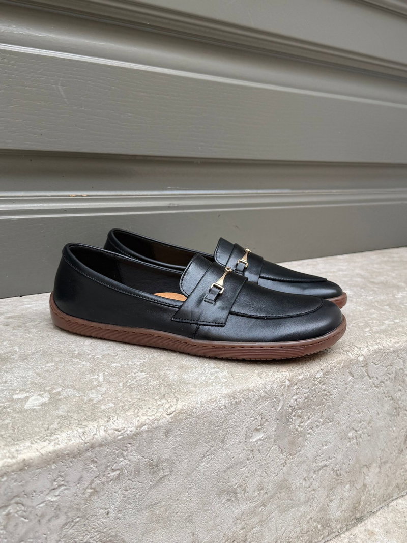 Wsuwane damskie buty typu barefoot z czarnej skóry licowej, wygodne obuwie damskie z szerszym przodem